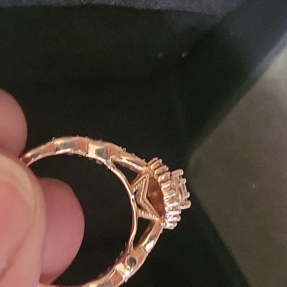 Vera Wang 14 karat gold teardrop cluster baguette sunburst - Picture 11 of 12